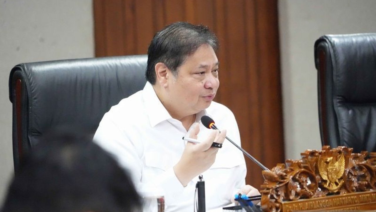 Menko Airlangga Hartarto mendesak peningkatan investasi KEK untuk mencapai target kontribusi industri 20% PDB, kunci Indonesia menjadi negara industri maju. Simak selengkapnya!