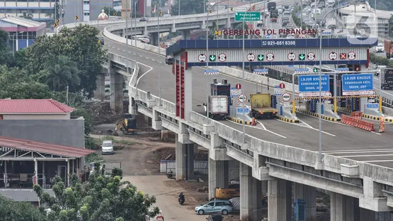 Kendaraan saat melintasi Gerbang Tol (GT) Pisangan, Jatinegara, Jakarta Timur, Senin (15/3/2021). PT CMNP mulai mengoperasikan GT Pisangan yang menghubungkan sisi barat ruas Tol Becakayu Seks