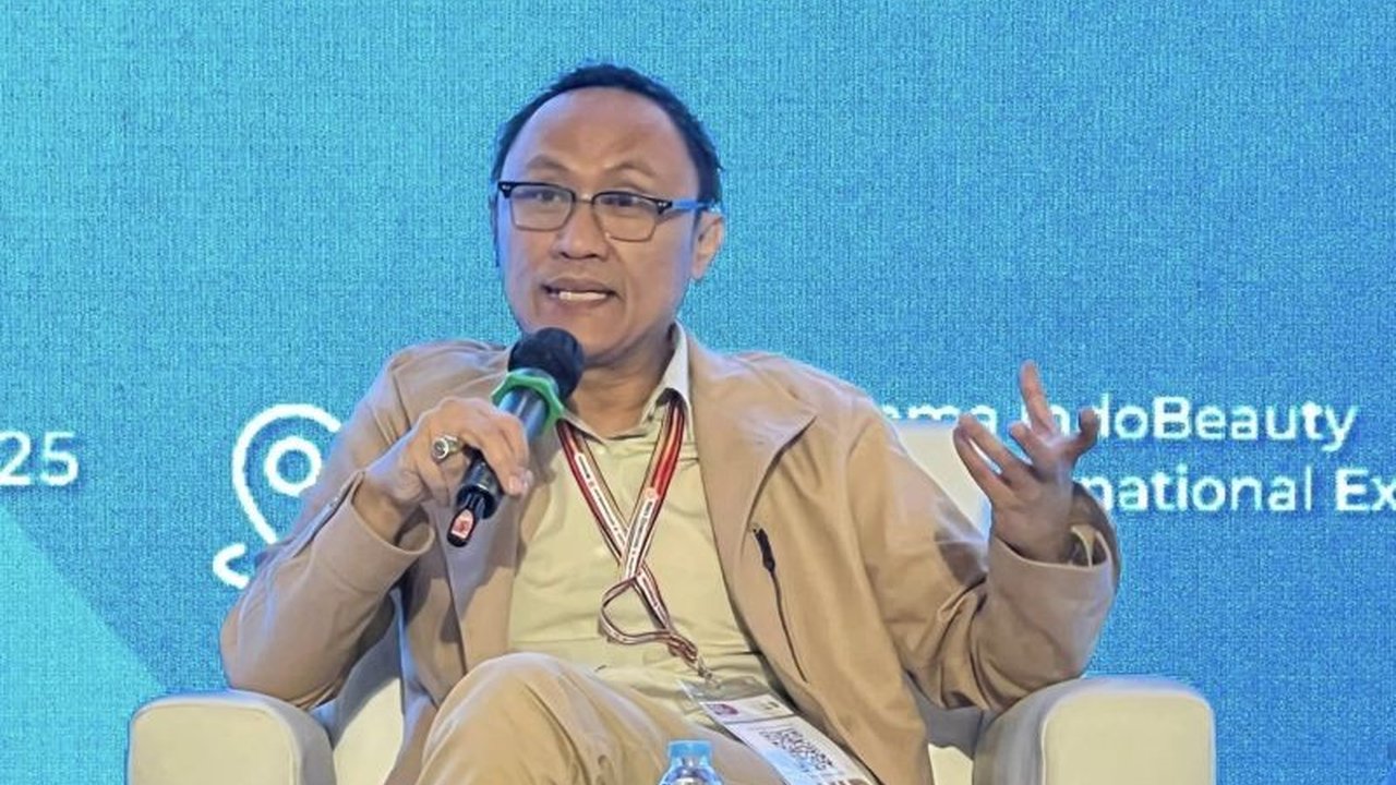 BPJPH mengajak industri kosmetik bersiap hadapi Wajib Halal Kosmetik 2026. Pemerintah siapkan insentif, namun sanksi berat menanti bagi yang tak patuh.