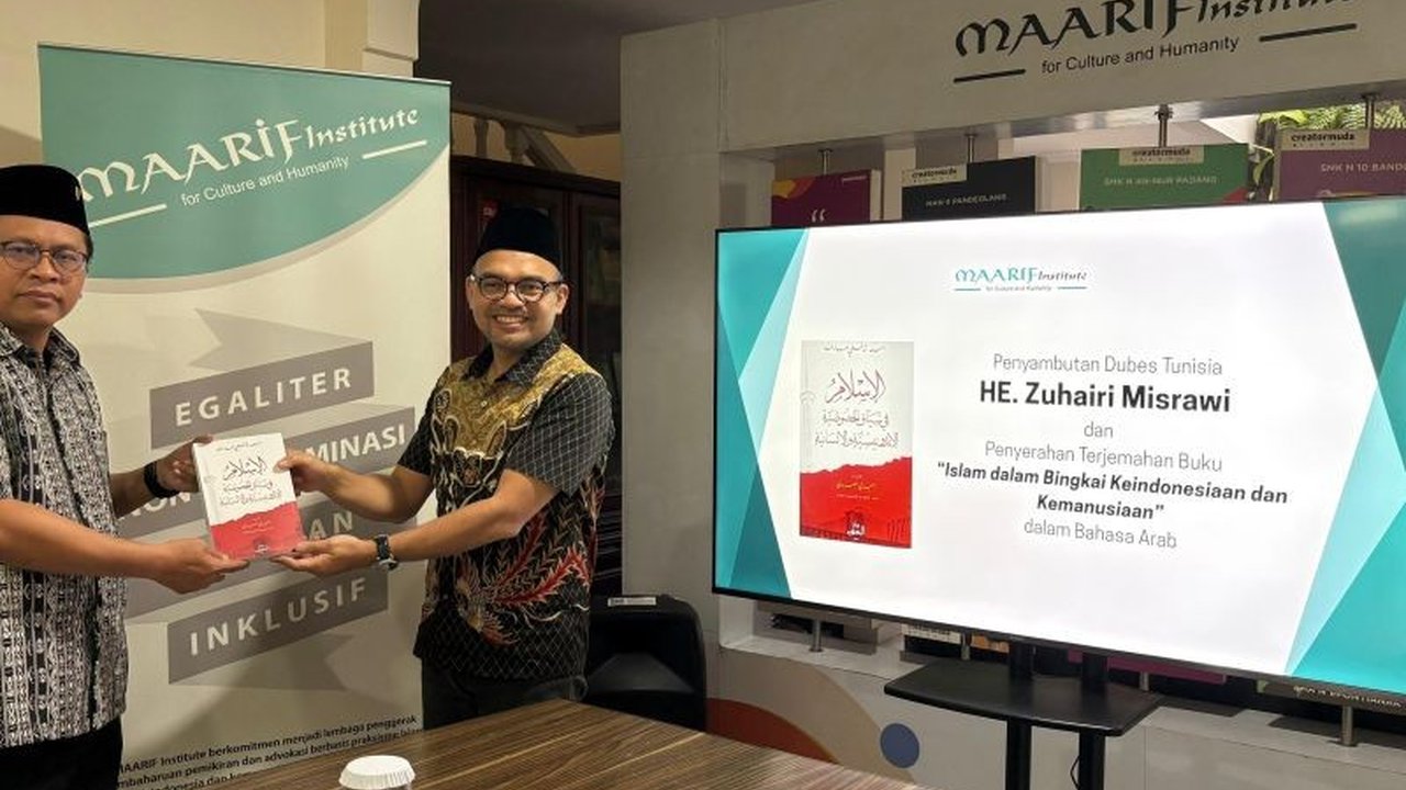 Buku monumental Buya Syafii Maarif tentang Pemikiran Islam Indonesia kini tersedia dalam bahasa Arab. Penyerahan ini jadi langkah penting diplomasi gagasan RI.