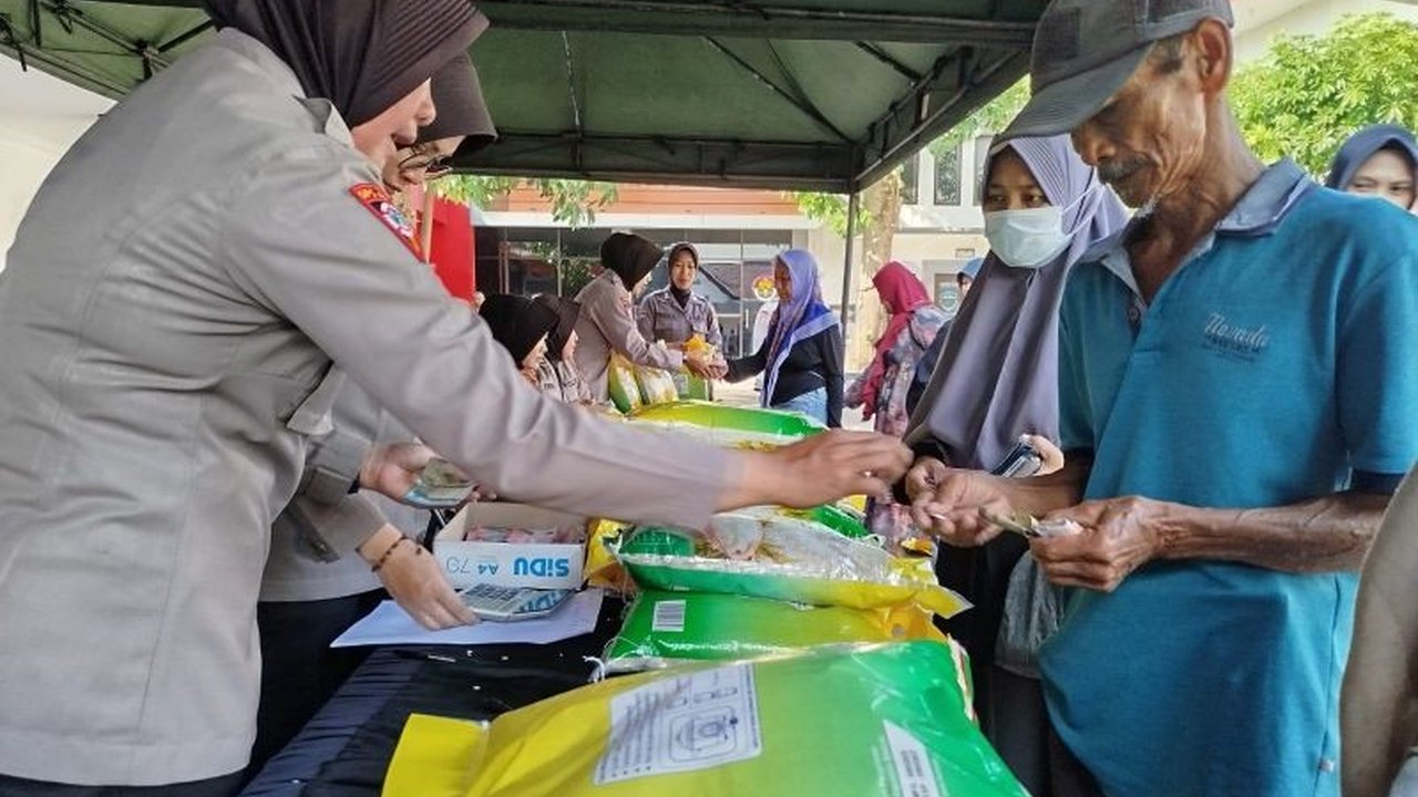 Polres Ponorogo bersama Bulog sukses menggelar Pasar Murah Ponorogo serentak di 21 kecamatan, menyediakan 47 ton beras dan minyak goreng untuk stabilisasi harga.