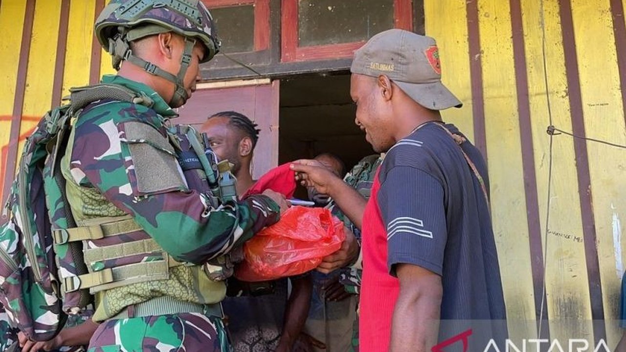 Satgas Yonif 521/DY aktif memperkokoh persatuan di Yalimo, Papua Pegunungan, melalui berbagai kegiatan pembinaan teritorial, termasuk pembagian bahan pokok jelang HUT RI.