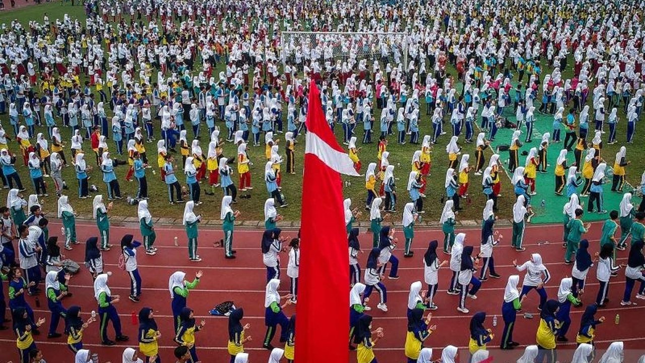 Ribuan pelajar di Tangerang merayakan kemerdekaan dengan Senam Anak Hebat, upaya pemecahan rekor MURI. Apa makna di balik gerakan serentak mereka?