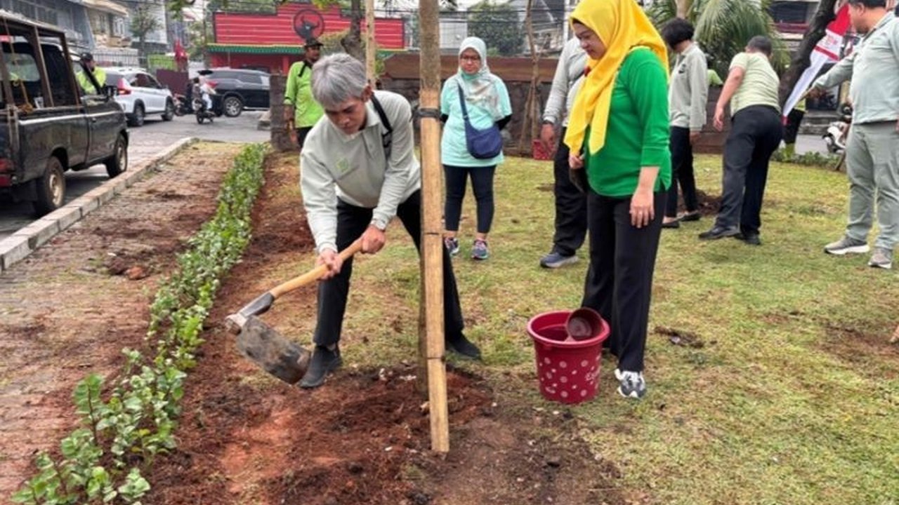 Suku Dinas Pertamanan dan Hutan Kota Jakarta Barat kembali melakukan penghijauan di Kebon Jeruk. Simak detail penanaman ratusan pohon untuk atasi perubahan iklim.
