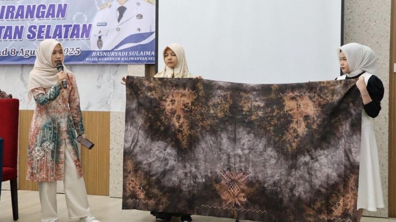 Dinas Perindustrian Kalsel menggelar pelatihan pewarna alam untuk UMKM Kain Sasirangan, bertujuan melestarikan budaya dan memperkuat industri kreatif. Simak detail pelatihannya!
