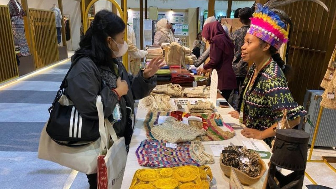 Bank Indonesia Papua membawa 20 UMKM unggulan Papua ke ajang Karya Kreatif Indonesia (KKI) 2025 di Jakarta. Bagaimana produk lokal ini menembus pasar nasional dan global?