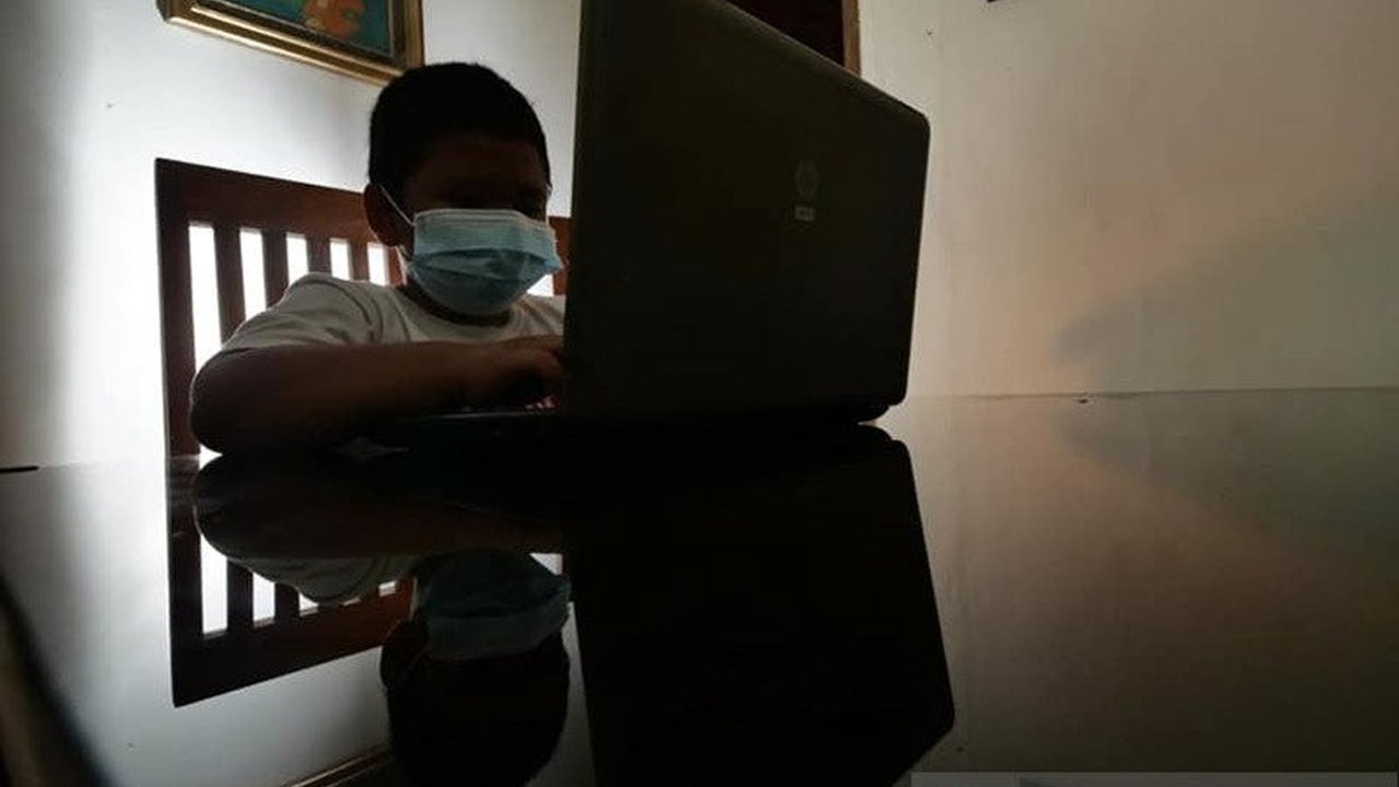 Pekerja Migran Indonesia (PMI) di Malaysia menyambut gembira uji coba Pendidikan Jarak Jauh (PJJ) di SIKK, membuka harapan baru bagi anak-anak mereka untuk melanjutkan pendidikan menengah.