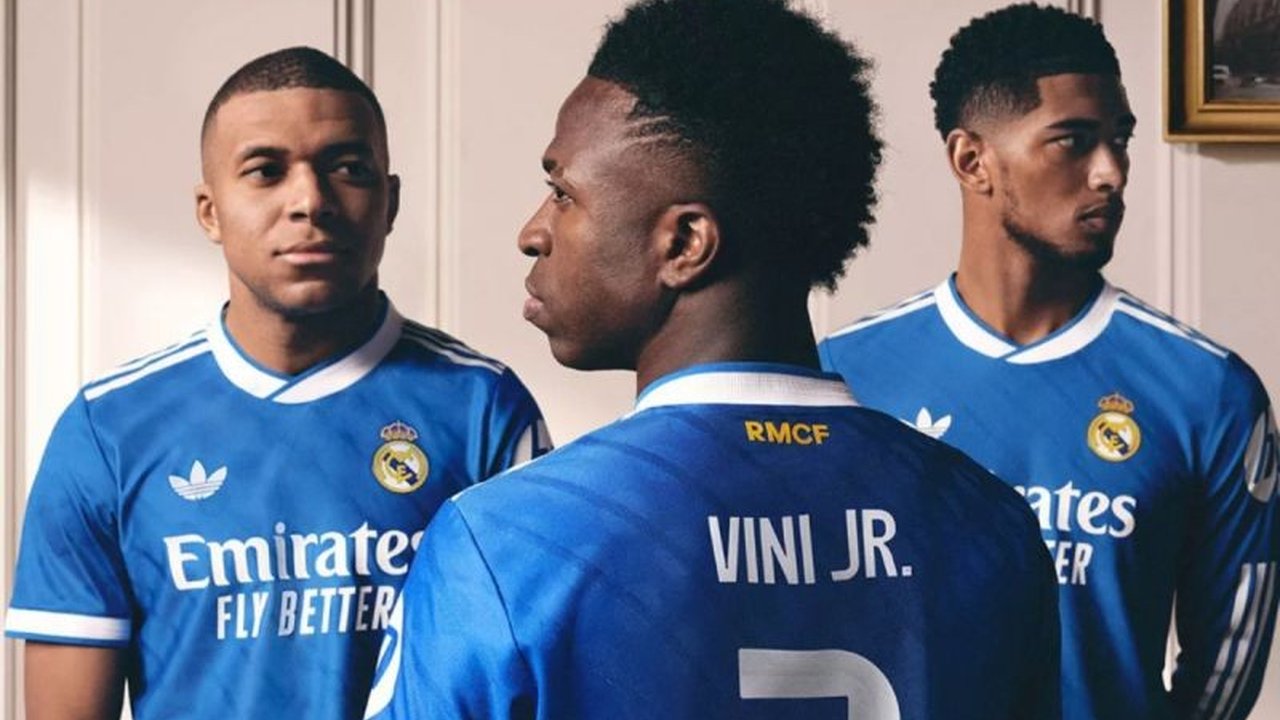 Real Madrid resmi meluncurkan jersei ketiga untuk musim 2025-2026. Desain jersei ketiga Real Madrid ini terinspirasi dari kemegahan Stadion Santiago Bernabeu.