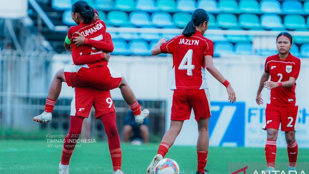 Pelatih Timnas Putri U-20 Indonesia, Akira Higashiyama, mengungkapkan rasa bangganya setelah timnya berhasil menahan imbang Myanmar 2-2, menunjukkan mental baja pemain.