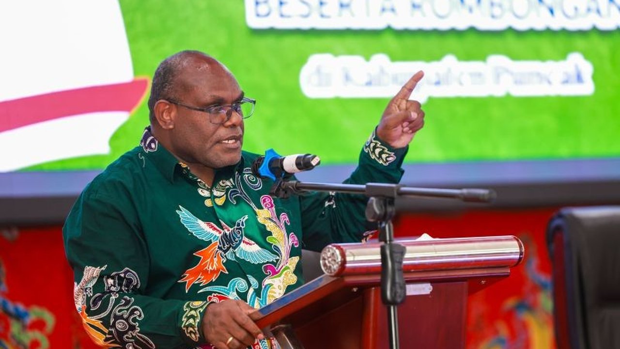 Gubernur Papua Tengah Meki Fritz Nawipa tegaskan program Sekolah Sepanjang Hari (SSH) sebagai upaya pemerataan pendidikan. Simak detailnya!