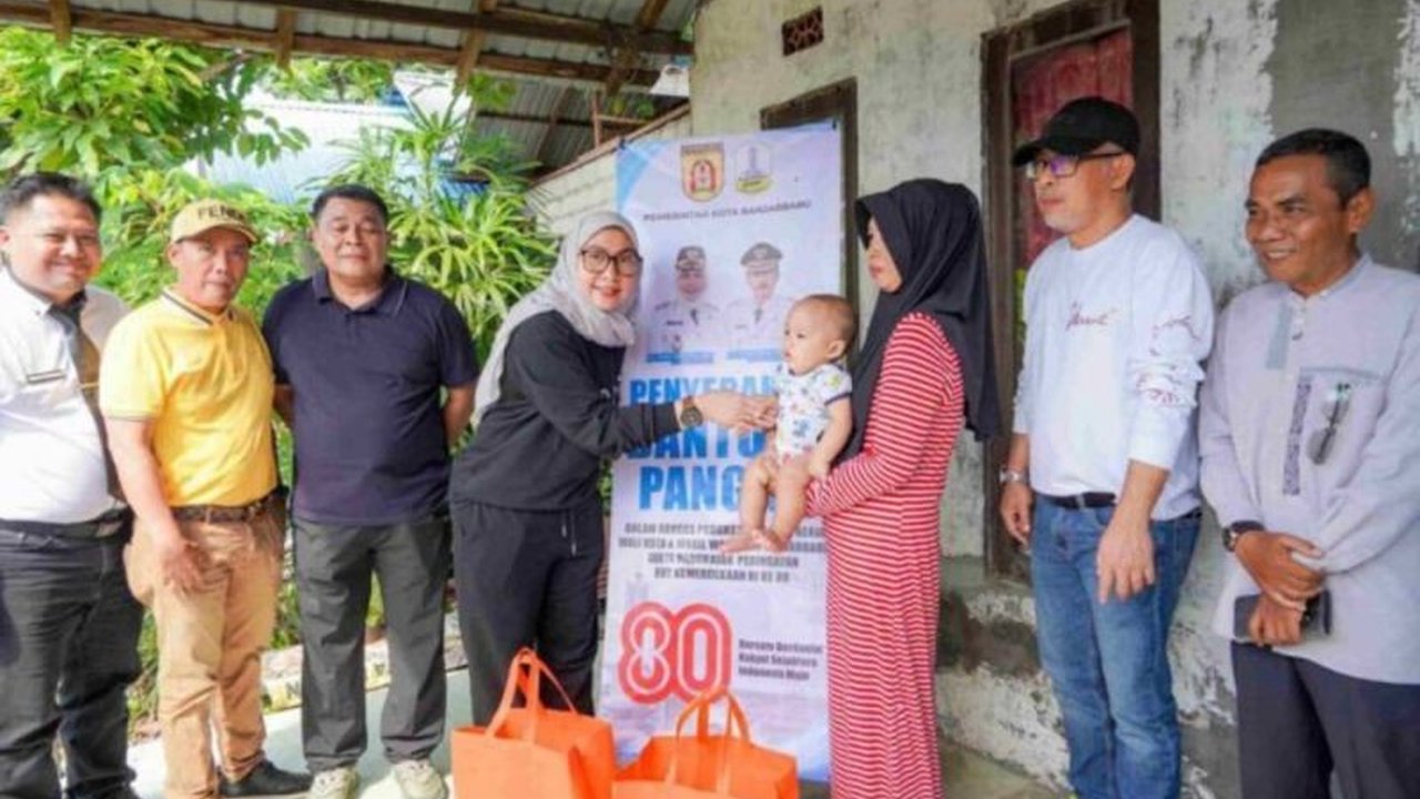 Pemerintah Kota Banjarbaru menyalurkan Bantuan Sembako Banjarbaru sebanyak 435 paket kepada warga kurang mampu, menandai komitmen Pemkot dalam meringankan beban masyarakat.