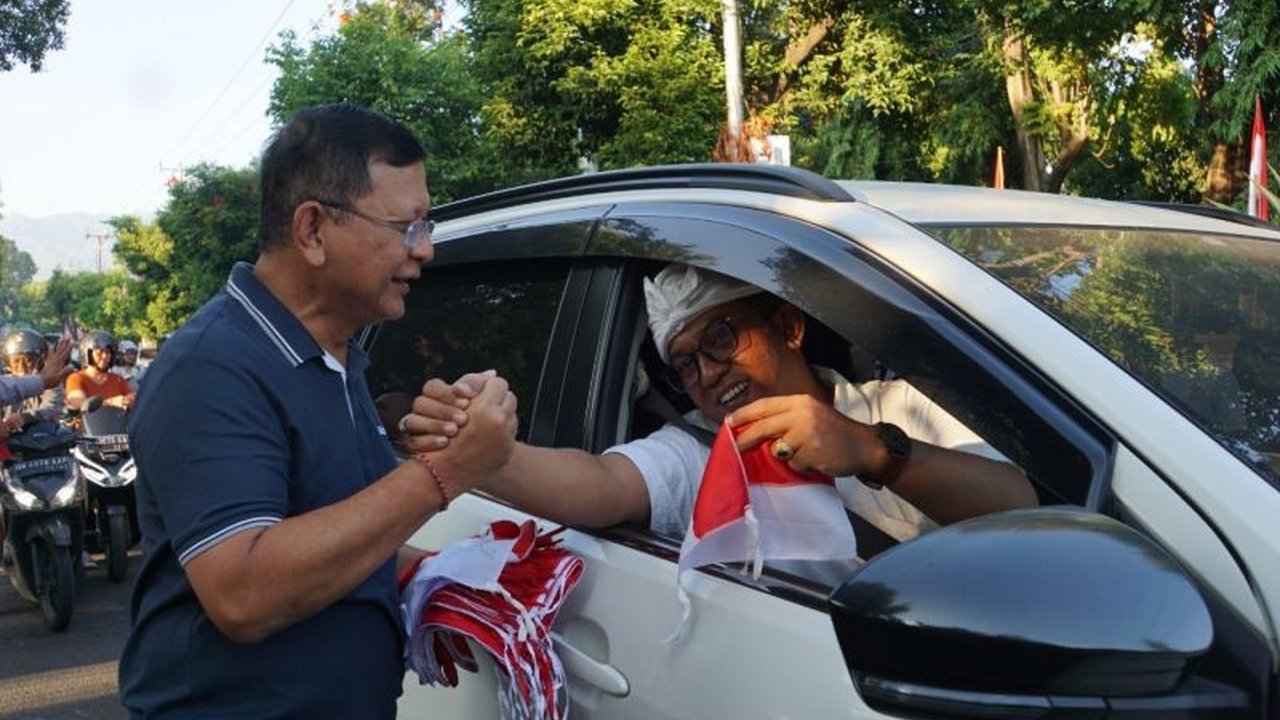 Bupati Buleleng bersama jajaran membagikan ribuan Bendera Merah Putih dalam rangka HUT ke-80 RI, upaya bangkitkan nasionalisme dan persatuan di tengah masyarakat.