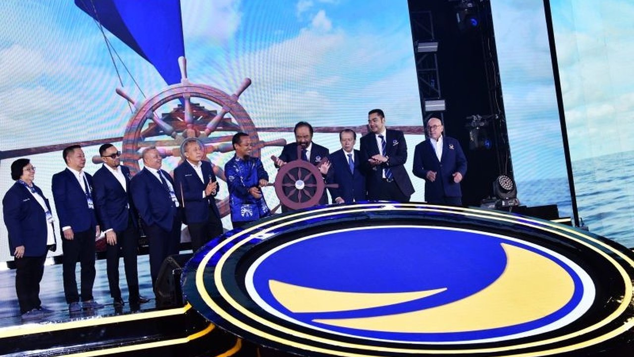 Ketua Umum NasDem Surya Paloh menyatakan dukungan penuh partainya kepada pemerintahan Prabowo-Gibran, namun menegaskan akan tetap bersikap kritis demi kepentingan rakyat.