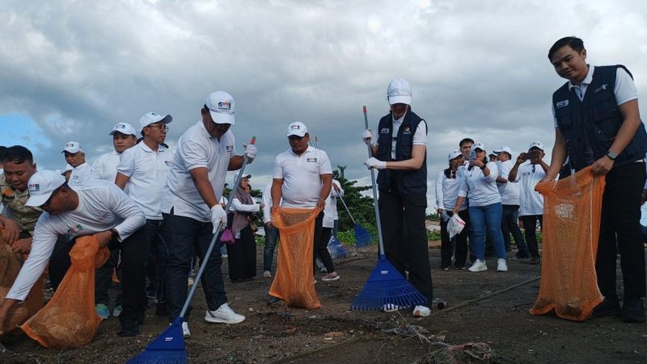 Menteri Pariwisata Widiyanti Putri Wardhana menginisiasi Gerakan Wisata Bersih di Manado, Sulawesi Utara, menyikapi rendahnya skor 'health and hygiene' pariwisata Indonesia, demi menarik minat wisatawan.
