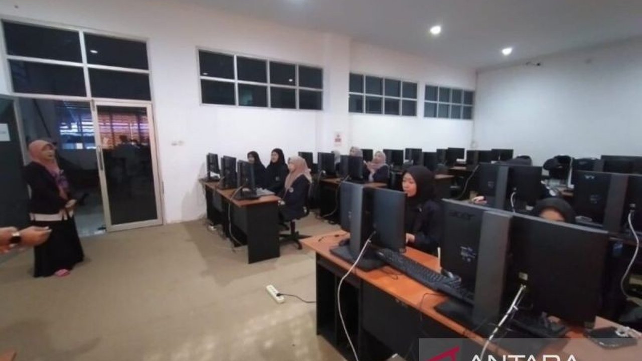 Sebanyak 14 mahasiswa Jurusan Akuntansi Poliban berhasil meraih Sertifikasi Zahir Internasional, membuktikan kompetensi mereka dan meningkatkan peluang di dunia kerja. Penasaran bagaimana mereka mencapainya?