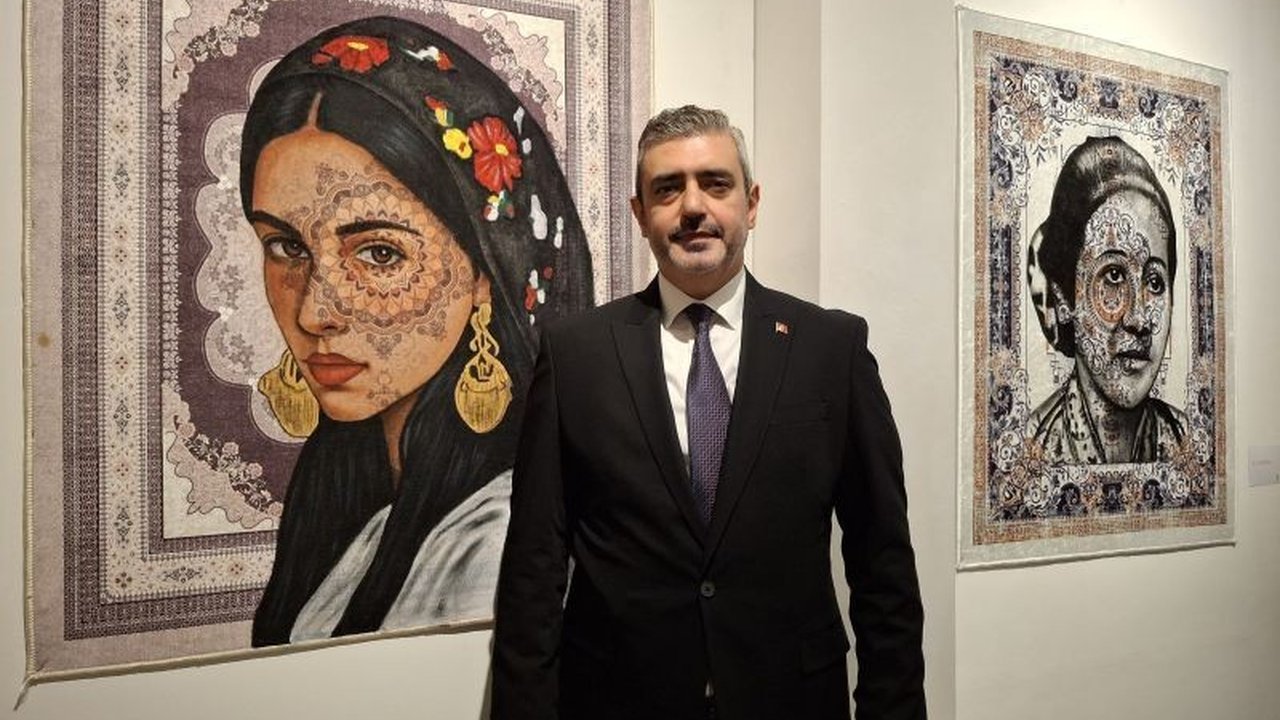 Dalam rangka memperingati 75 tahun hubungan diplomatik, Kedubes Turki di Jakarta meluncurkan Pameran Seni Turki 'Wisdom of Thread' yang menampilkan karya unik Ibrahim Eraslan. Simak detailnya!