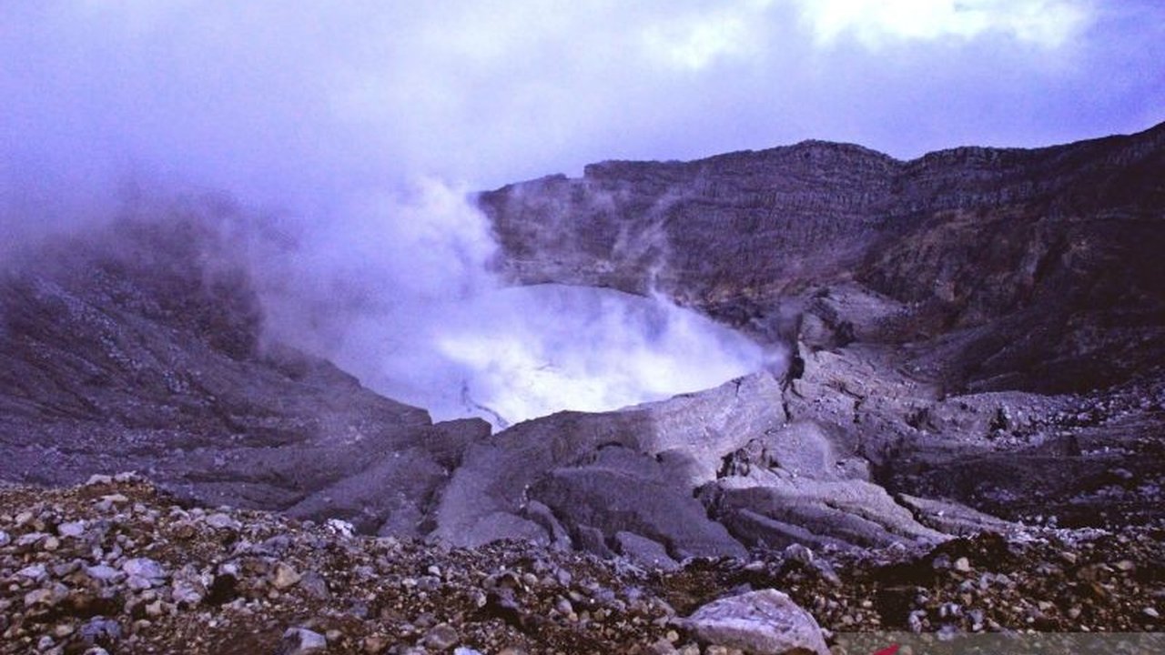 Badan Geologi mengingatkan warga Pagar Alam untuk mewaspadai Gunung Dempo setelah letusan freatik tiba-tiba tanpa gejala. Apa saja potensi bahayanya?