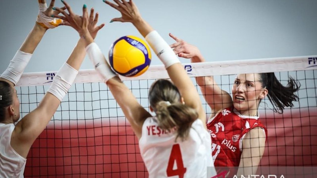 Persaingan ketat terjadi di puncak klasemen Kejuaraan Dunia Voli U-21 Putri 2025. Polandia dan Italia bersaing ketat, hanya unggul rasio poin.