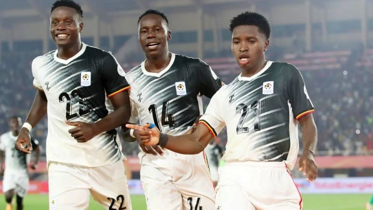 Duel sengit tersaji dalam lanjutan Kejuaraan Afrika 2025. Simak bagaimana Aljazair ditahan imbang Afrika Selatan dan Uganda meraih kemenangan telak atas Guinea.