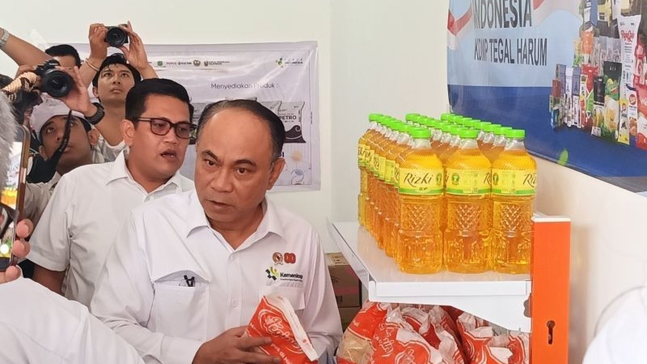 Menteri Koperasi Budi Arie Setiadi menjelaskan bagaimana Koperasi Desa Merah Putih (KDMP) memangkas rantai distribusi, menjadikan harga kebutuhan pokok lebih terjangkau bagi masyarakat. Penasaran bagaimana KDMP mewujudkan keadilan ekonomi?