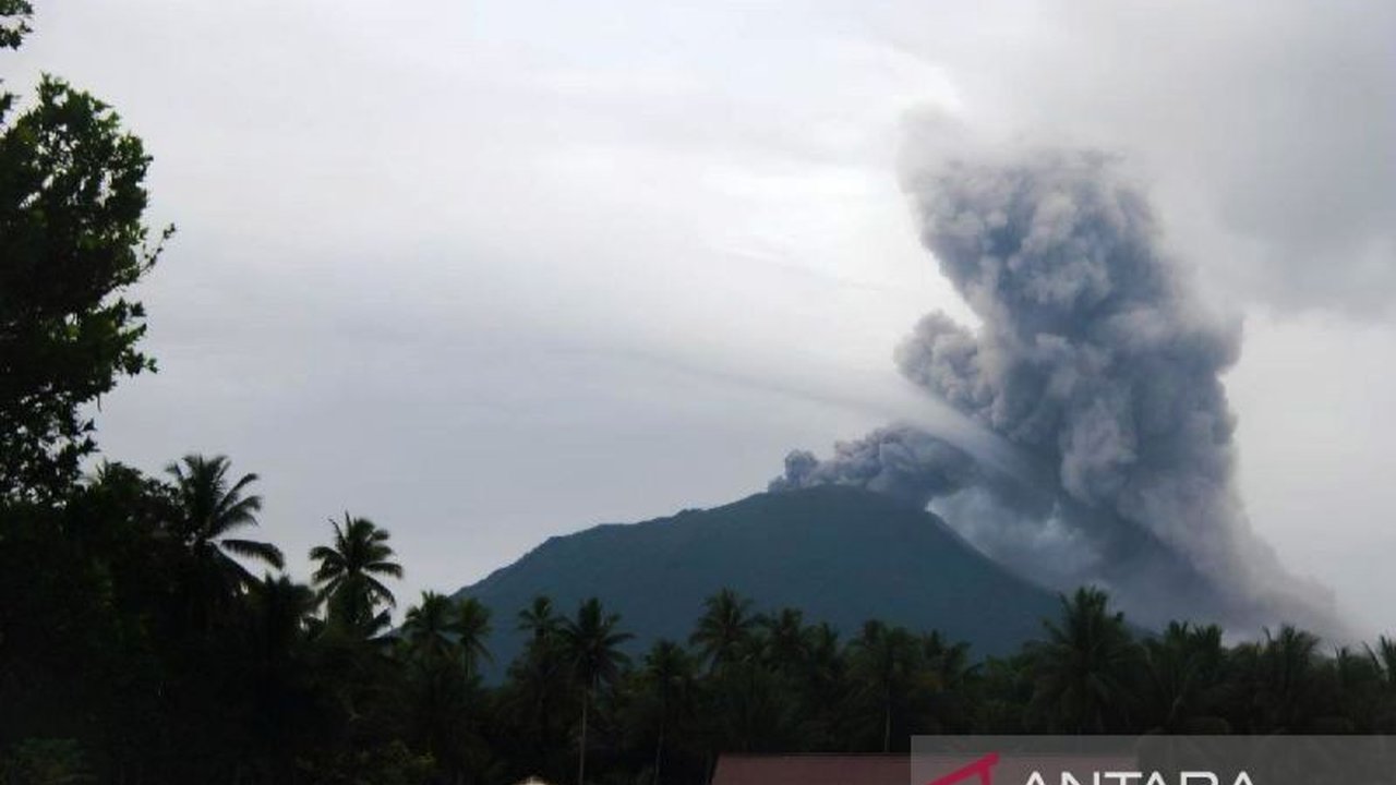 Gunung Ibu Erupsi sembilan kali beruntun dalam 12 jam terakhir, memicu status Siaga. Simak detail aktivitas vulkanik dan imbauan keselamatan terbaru dari Badan Geologi.