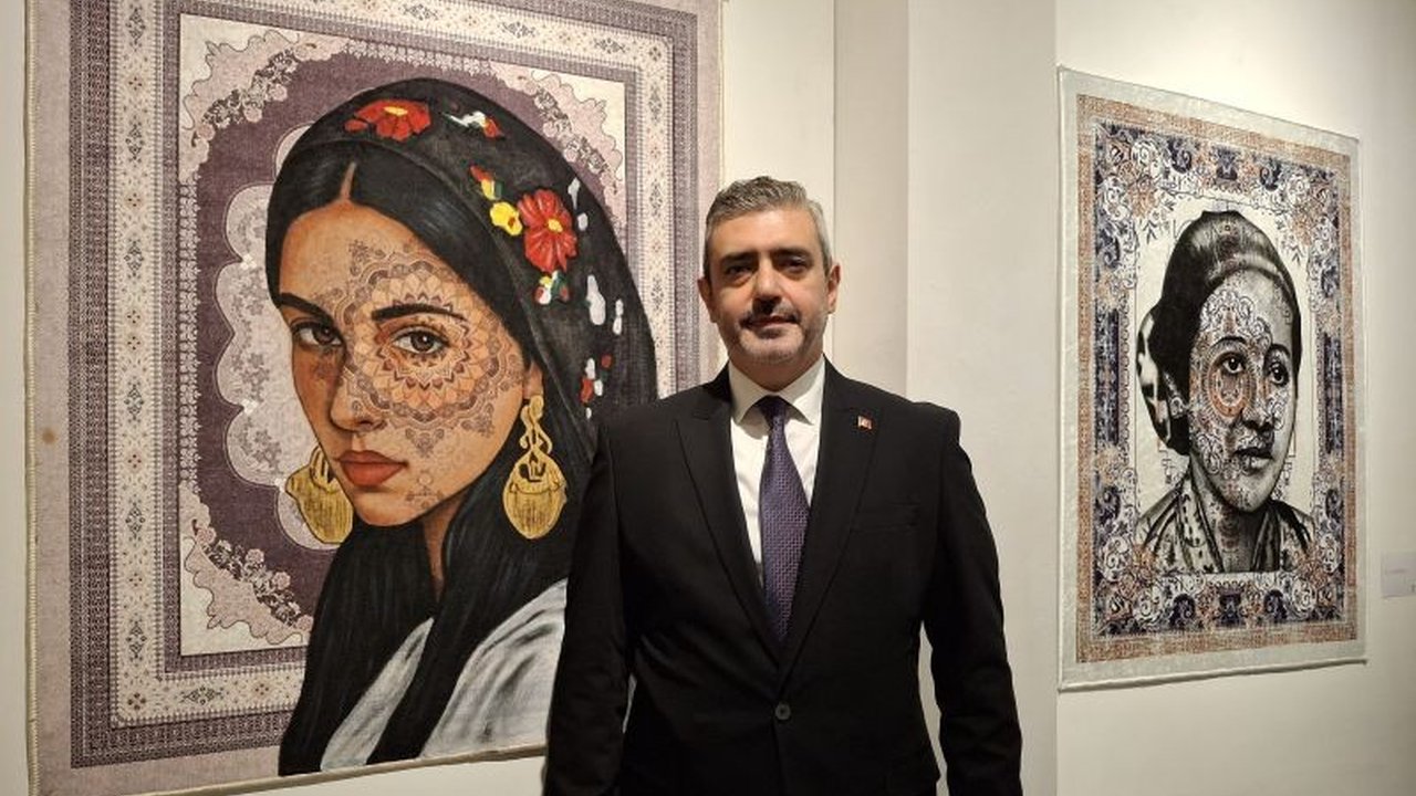 Dalam rangka memperingati 75 tahun hubungan diplomatik, Kedubes Turki di Jakarta meluncurkan Pameran Seni Turki 'Wisdom of Thread' yang menampilkan karya unik Ibrahim Eraslan. Simak detailnya!