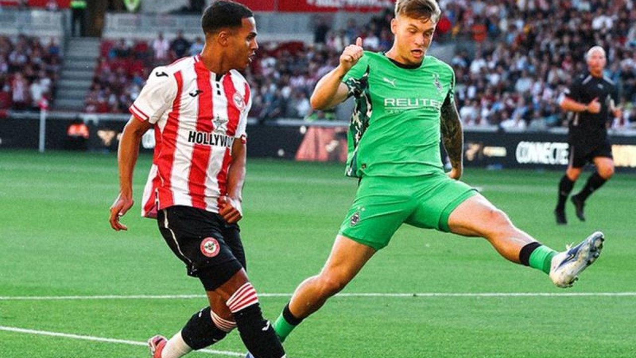 Pemain timnas Indonesia, Kevin Diks Monchengladbach, tampil impresif sebagai bek tengah saat Borussia Monchengladbach bermain imbang 2-2 melawan Brentford. Simak detail performanya!