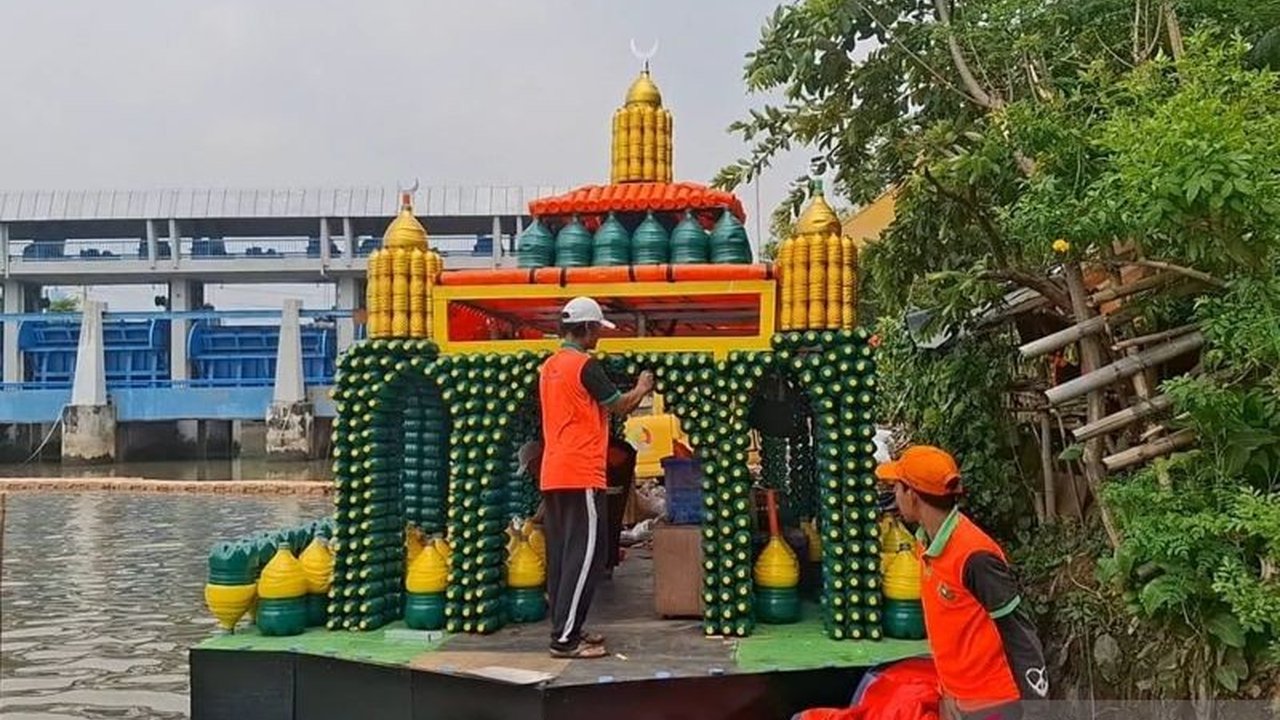 Enam petugas kebersihan di Jakarta Barat berkreasi membangun Masjid Apung Botol Bekas dari ribuan limbah. Penasaran bagaimana sampah bisa menjadi simbol ibadah dan cinta lingkungan?