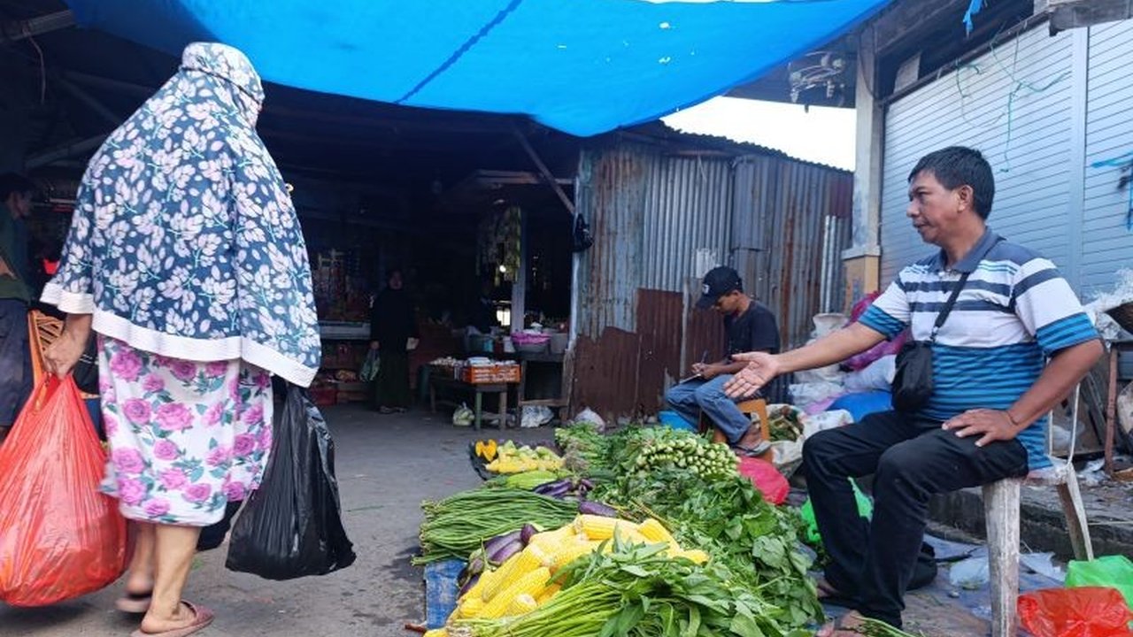 Setelah penertiban di Kanal Jongaya, zona Relokasi Pedagang Makassar di Pasar Pa'baeng-baeng mulai ramai. Simak bagaimana 106 pedagang menata ulang dagangan mereka!