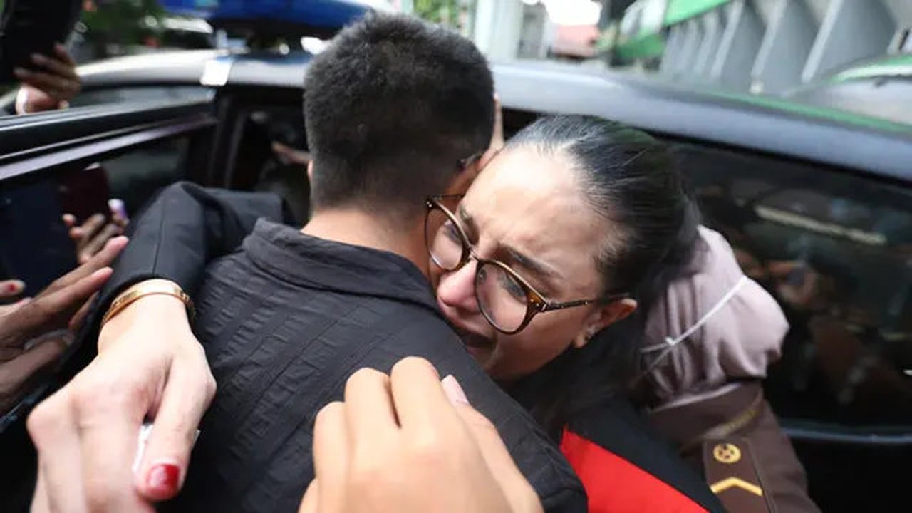 Izin diberikan berdasarkan pertimbangan kemanusiaan setelah adanya surat keterangan dokter yang menyatakan kondisi kesehatan Nikita Mirzani butuh penanganan medis oleh dokter spesialis yang t