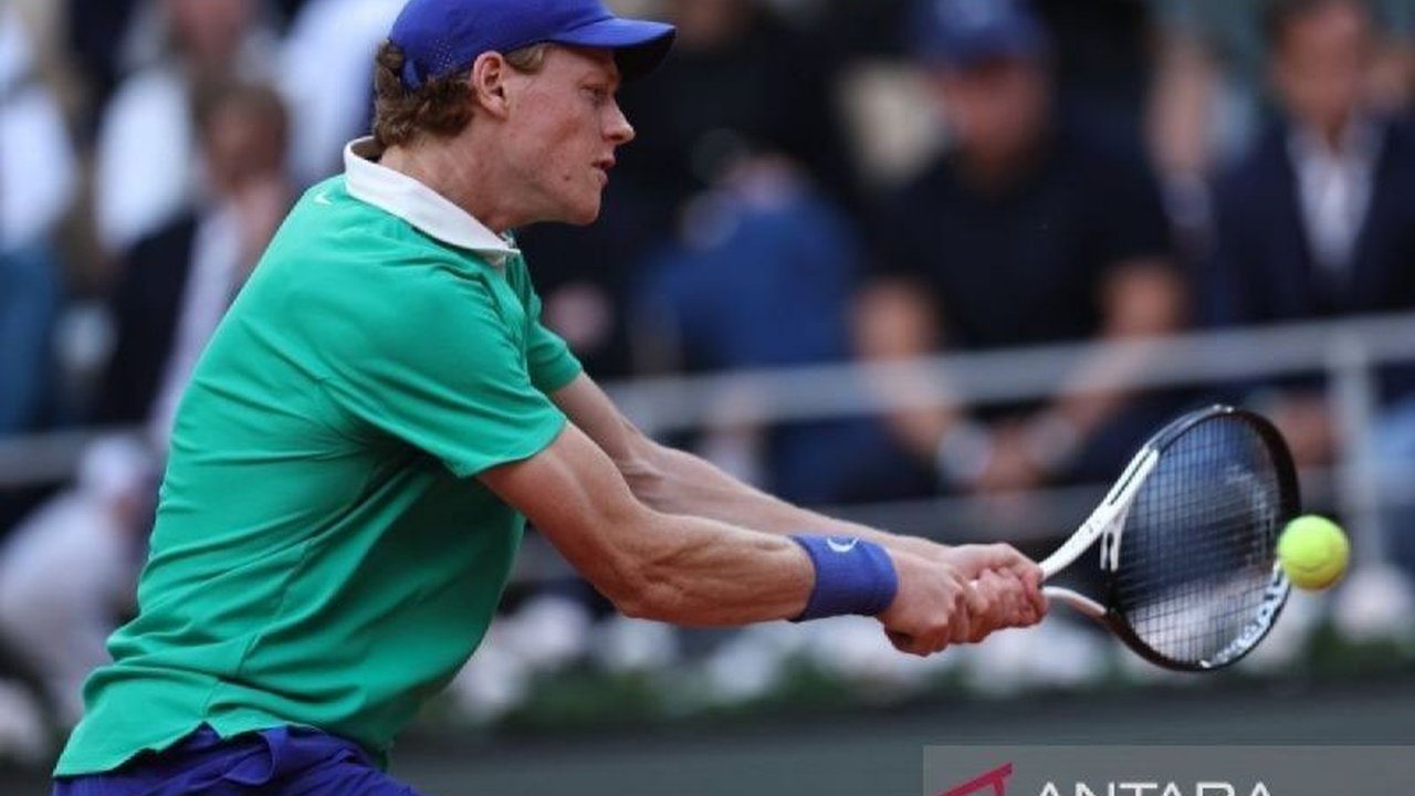 Jannik Sinner resmi melaju ke ATP Finals 2025 di Turin, bergabung dengan Carlos Alcaraz. Simak perjalanan impresif Sinner mempertahankan gelar juara akhir tahunnya.
