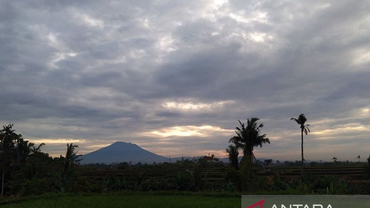 Prakiraan Cuaca BMKG menunjukkan mayoritas wilayah Indonesia akan berawan hingga hujan ringan pada Senin. BMKG juga mengingatkan potensi hujan lebat dan banjir rob di sejumlah daerah. Bagaimana detailnya?