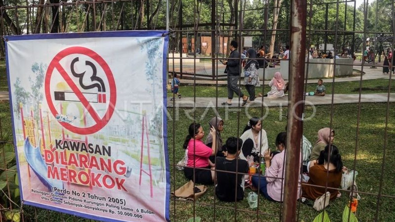 Pembahasan Raperda KTR di DPRD DKI Jakarta diskors sementara. Pansus memastikan hak pedagang rokok tetap terakomodir, meski fokus utama adalah kesehatan masyarakat.