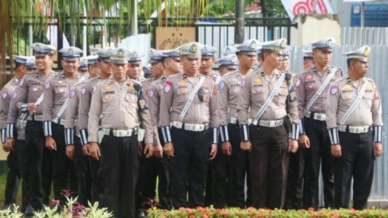 Polda Sulawesi Utara mengajak masyarakat mendukung penuh Tomohon International Flower Festival (TIFF) 2025, mengerahkan ratusan personel demi keamanan dan kelancaran acara bertaraf internasional ini.