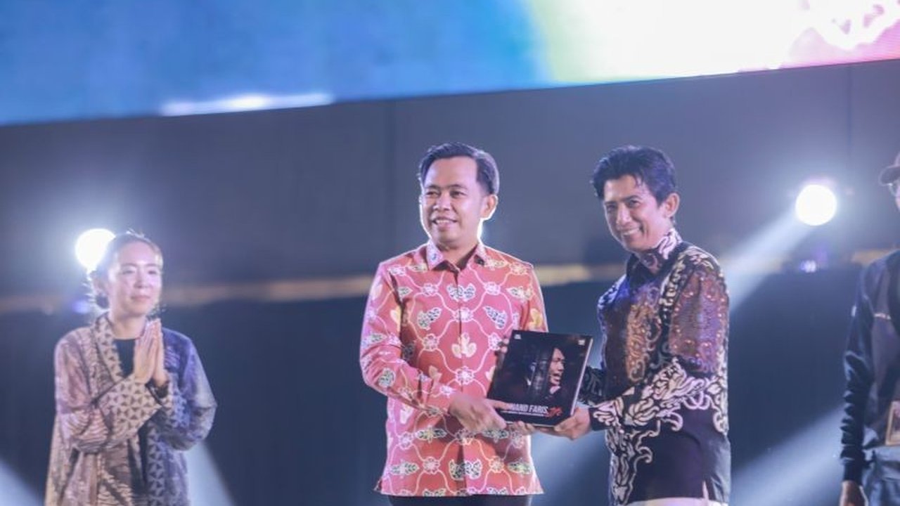 Jember Fashion Carnaval 2025 hadir dengan tema 'Evoluxion', menggabungkan inovasi dan kepedulian lingkungan. Simak bagaimana JFC menjadi pelopor green carnaval di dunia!