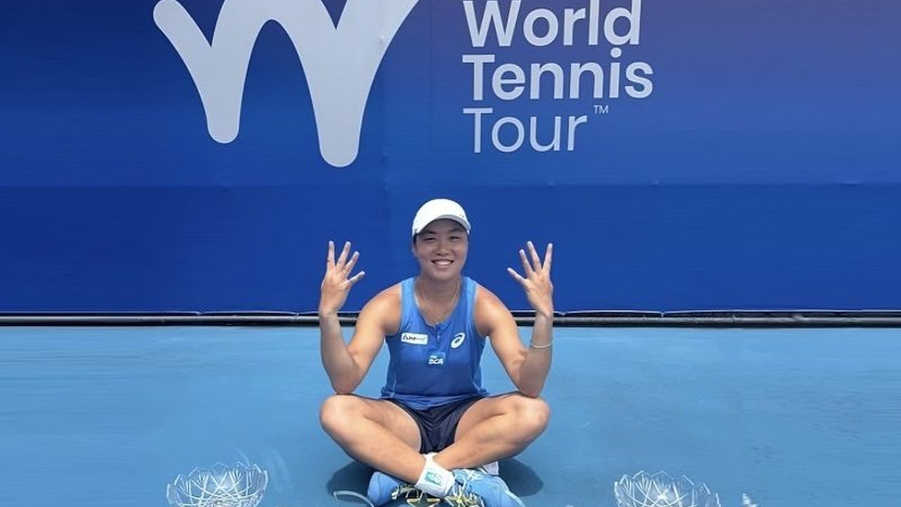 Petenis kebanggaan Indonesia, Janice Tjen, bersiap menghadapi US Open dengan mengikuti serangkaian turnamen pemanasan. Simak perjalanan gemilangnya meraih Player of the Month!