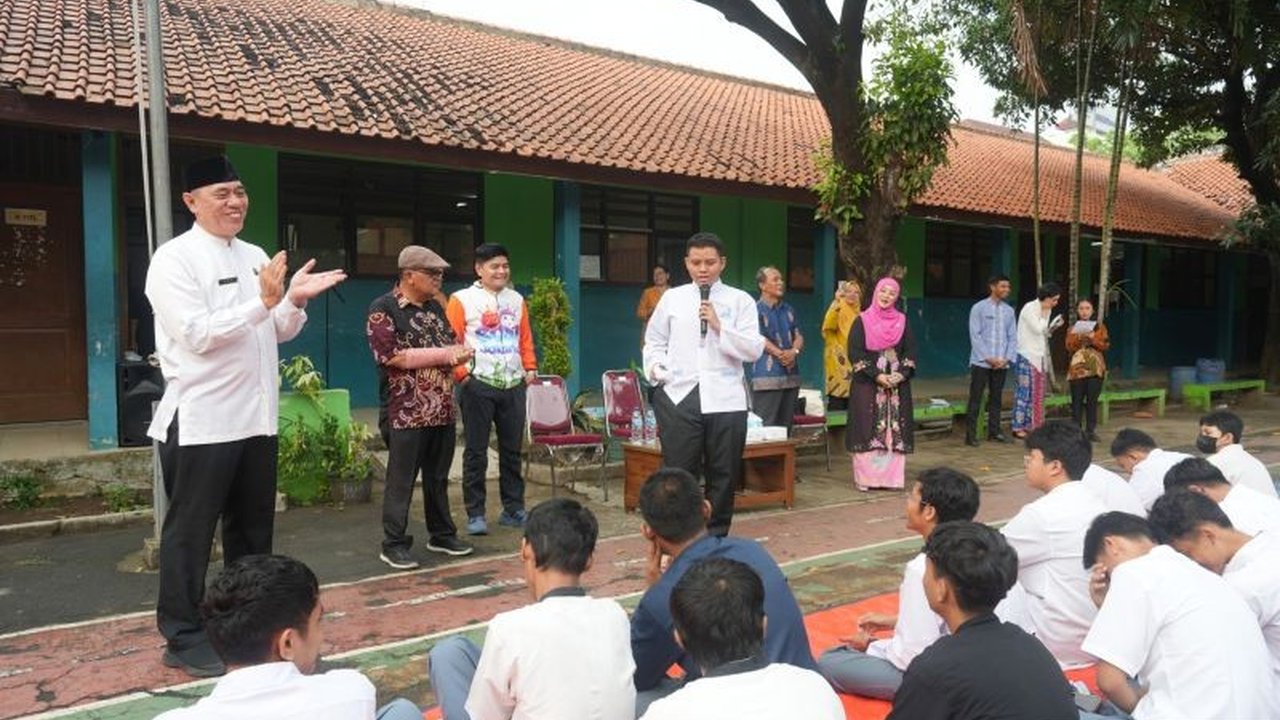 Pemerintah Kota Jakarta Timur intensifkan Sosialisasi Anti Narkoba, perundungan, dan tawuran di sekolah. Upaya ini bertujuan membentuk generasi muda tangguh dan berakhlak mulia.