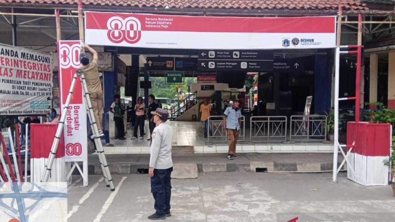 Terminal Kampung Rambutan di Jakarta Timur tampil beda jelang HUT RI ke-80. Simak bagaimana wajah baru terminal ini disiapkan untuk semarak kemerdekaan.