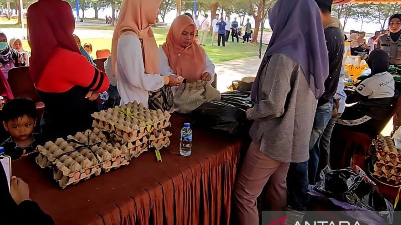 Polres Natuna berkolaborasi dengan distributor sembako dan Bulog menyelenggarakan Gerakan Pangan Murah, tawarkan bahan pokok lebih murah hingga Rp7.500.