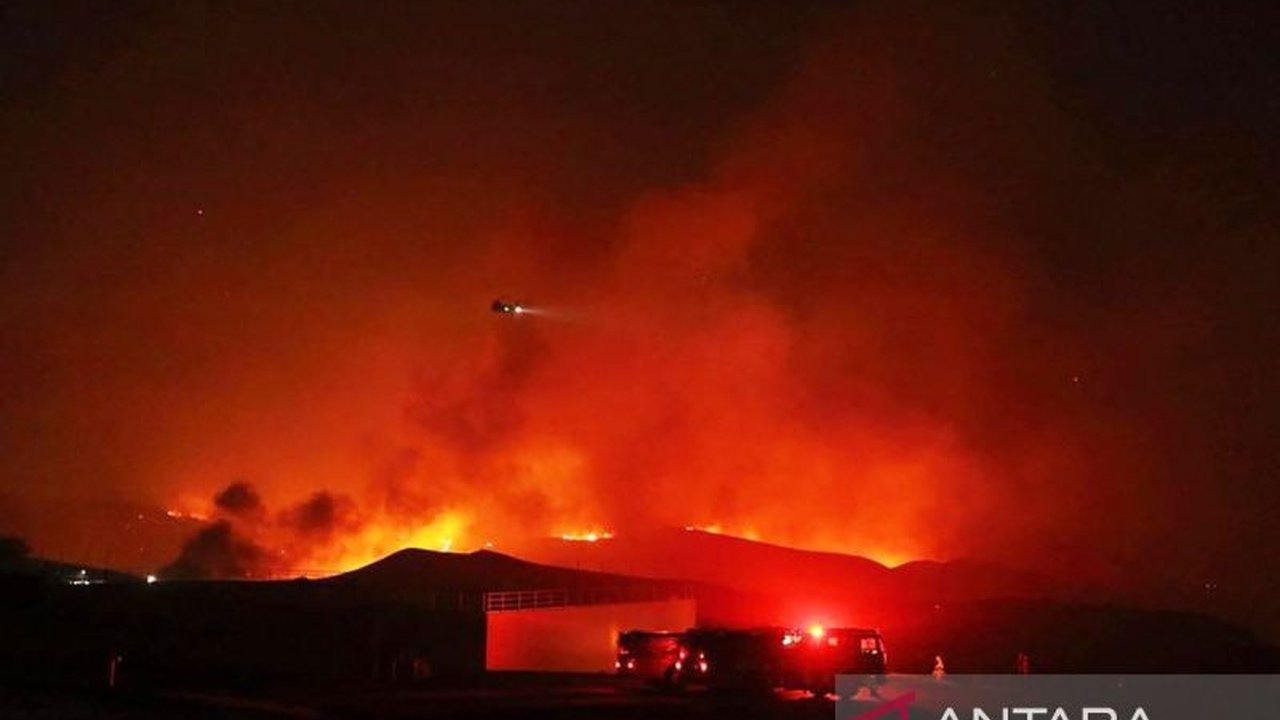 Kebakaran Hutan California Selatan terus meluas hingga ribuan hektar, memicu evakuasi massal dan perjuangan keras petugas pemadam kebakaran. Apa penyebabnya?