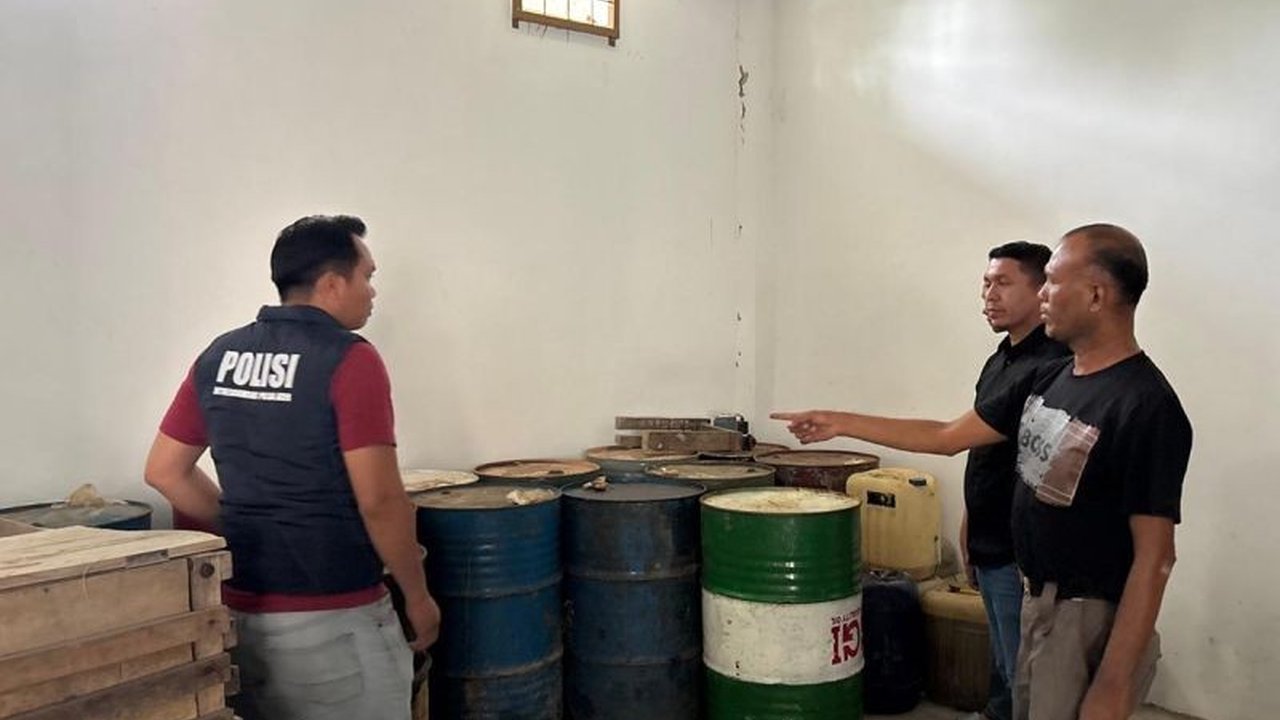 Kejaksaan Negeri Bireuen menahan dua tersangka terkait kasus peredaran BBM oplosan dengan modus pencampuran warna, memicu pertanyaan tentang jaringannya.