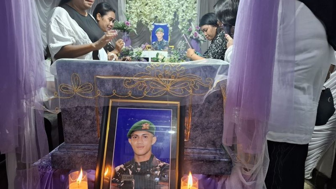 Pemakaman Prada Lucky Chepril Saprutra Namo di Kupang diwarnai penantian keluarga. Sang ayah, Sersan Mayor Christian Namo, berharap proses hukum transparan atas dugaan penganiayaan.