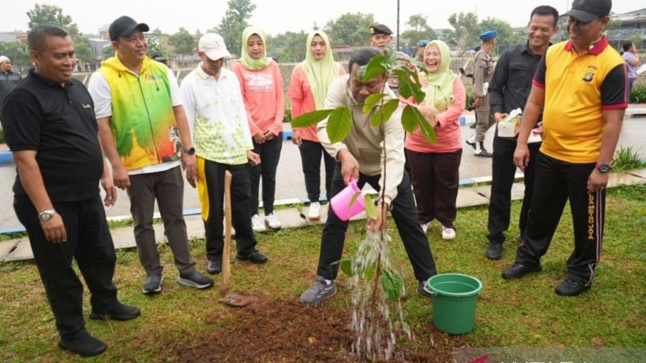 Di tengah tingginya polusi udara Jakarta, Pemkot Jakarta Timur mengajak seluruh warganya untuk aktif mendukung program penghijauan Jakarta guna memperbaiki kualitas udara ibu kota.