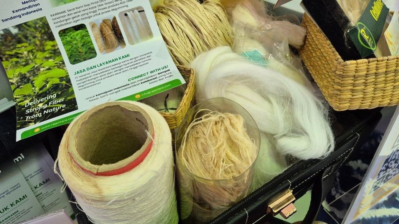 Tim mahasiswa Universitas Padjadjaran (Unpad) memamerkan inovasi tekstil ramah lingkungan dari serat rami di KSTI 2025, menawarkan solusi kuat dan berkelanjutan untuk industri garmen nasional.