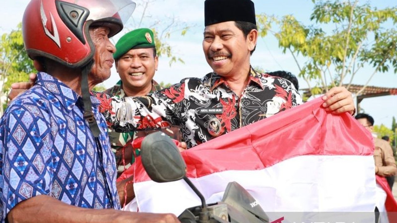 Pemerintah Kabupaten Penajam Paser Utara mendistribusikan ribuan Bendera Merah Putih kepada warga dan pengguna jalan, menyemarakkan HUT ke-80 RI. Simak detail pembagiannya!