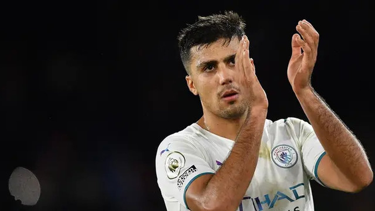 Di sektor gelandang bertahan ada nama Rodri yang selalu dipercaya Pep Guardiola. Pemain bernomor punggung 16 itu tampil disiplin di lini tengah Manchester City. (AFP/Ben Stansall)