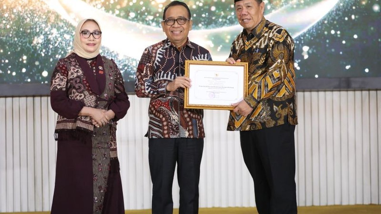 Gubernur Kepulauan Bangka Belitung Hidayat Arsani sukses membawa daerahnya meraih penghargaan Provinsi Layak Anak 2025, sebuah pengakuan atas komitmen perlindungan anak.