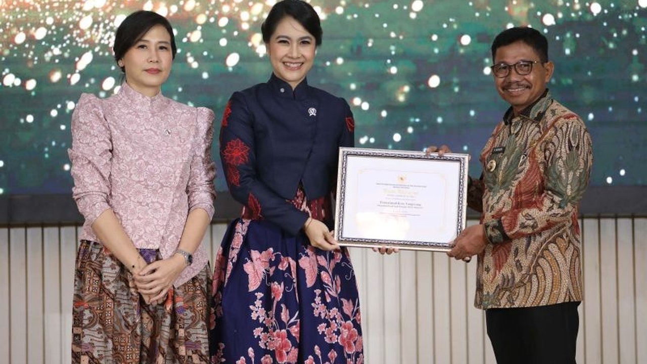 Wali Kota Tangerang mengapresiasi kerja kolektif dalam peraihan penghargaan Kota Layak Anak (KLA) peringkat Nindya. Simak upaya Tangerang wujudkan lingkungan ramah anak!