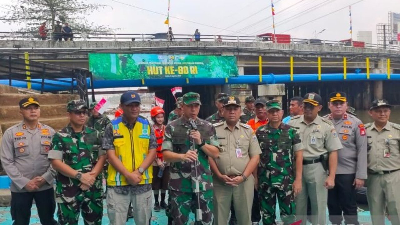 Pangdam Jaya Mayjen TNI Deddy Suryadi meninjau langsung Pembersihan Sungai Jakarta di 10 titik, menekankan pentingnya konsistensi dan kesadaran masyarakat demi lingkungan bersih.