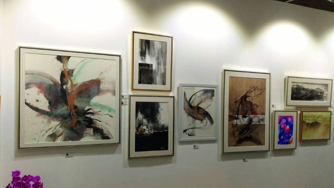 Komunitas ABAS menggelar pameran cat air dan wicara seni bertajuk 'Art & Finance' di Art Moments Jakarta, membahas keberlanjutan finansial bagi seniman.